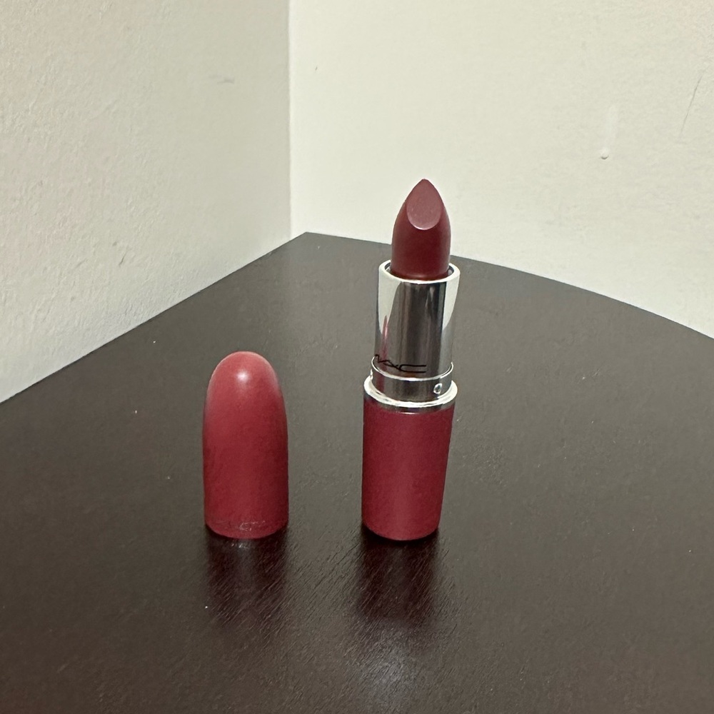 NEW FULL SIZE MAC MATTE LIPSTICK IN SHADE DIVA